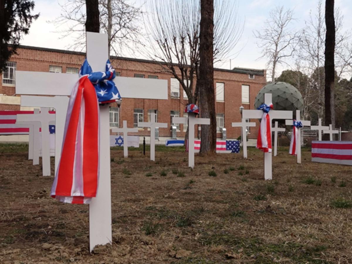 İran'dan eski ABD B&uuml;y&uuml;kel&ccedil;iliğinin avlusuna 'intikam' mezarlığı! 