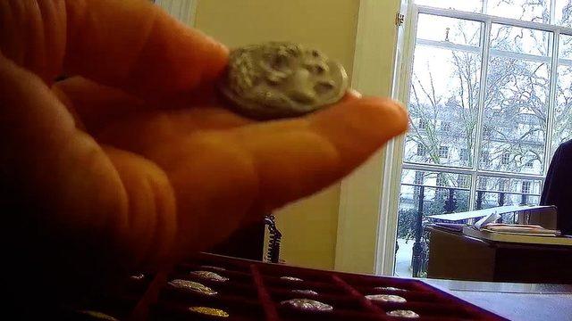 BBC Arapça, Roma Numismatics'i ziyaret ederek satışa çıkarılan sikkeleri inceledi