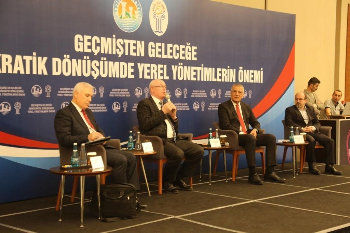 Başkan Kurt, Mezitli Belediyesi tarafından d&uuml;zenlenen panelde konuştu