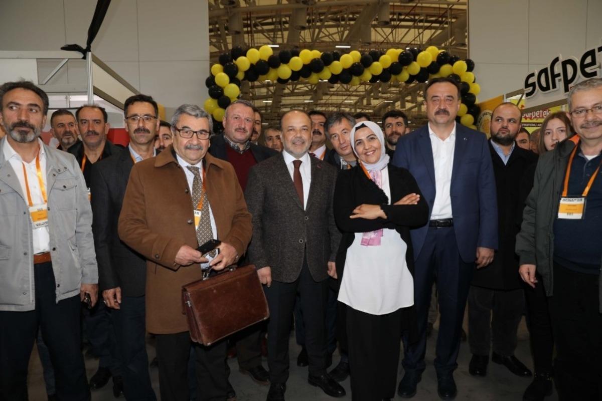 AK Partili Yavuz d&uuml;nyanın en b&uuml;y&uuml;k arıcılık festivaline katıldı