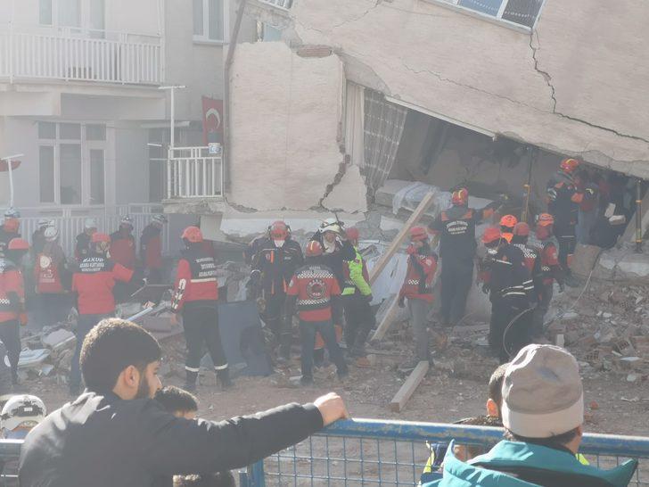 Çökme tehlikesi olan bina sallandı! Bakan Kurum ve ekipler hızla uzaklaştı G2