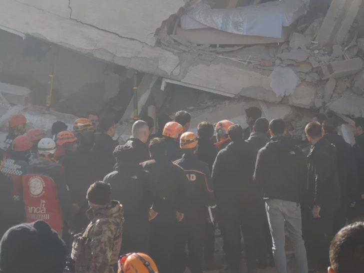 Çökme tehlikesi olan bina sallandı! Bakan Kurum ve ekipler hızla uzaklaştı G3