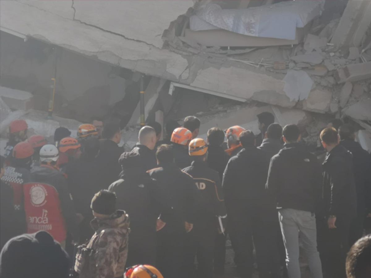 &Ccedil;&ouml;kme tehlikesi olan bina sallandı! Bakan Kurum ve ekipler hızla uzaklaştı