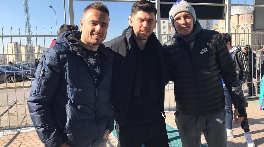 Zoran, Sapunaru ve Lung trib&uuml;nden izledi