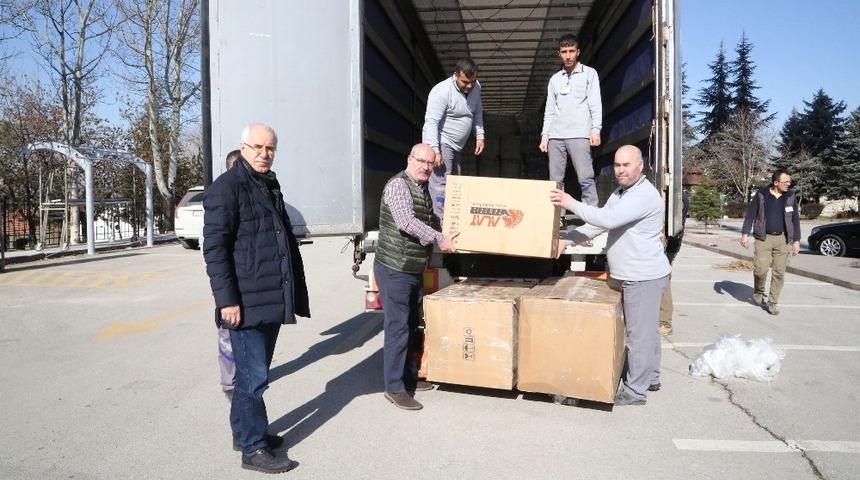 ATO&rsquo;nun deprem b&ouml;lgesine g&ouml;nderdiği yardım tırları yola &ccedil;ıkmaya başladı