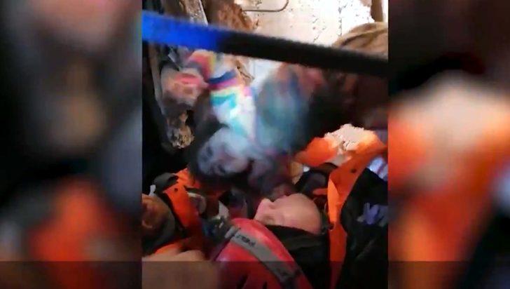 2,5 yaşındaki kızı ile enkazın altından çıkarıldı! Jandarma görüntüleri paylaştı G3