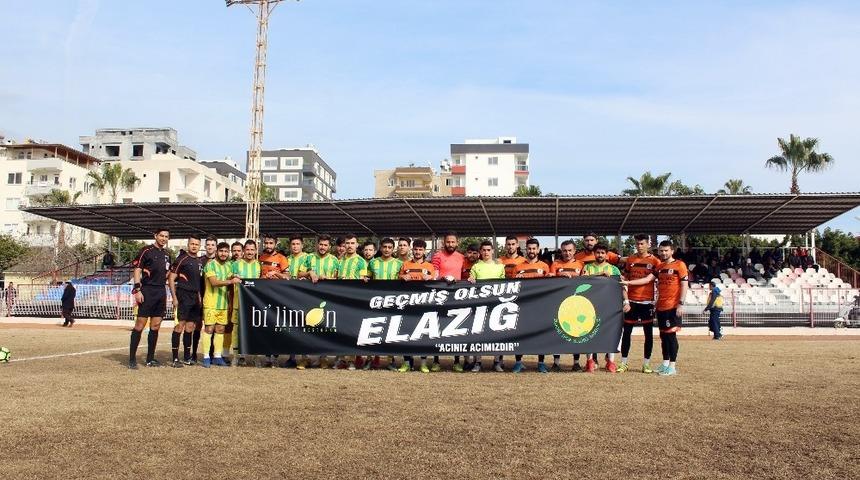 Erdemli&rsquo;de futbolcular a&ccedil;tıkları pankartla Elazığ depreminin acısını paylaştı