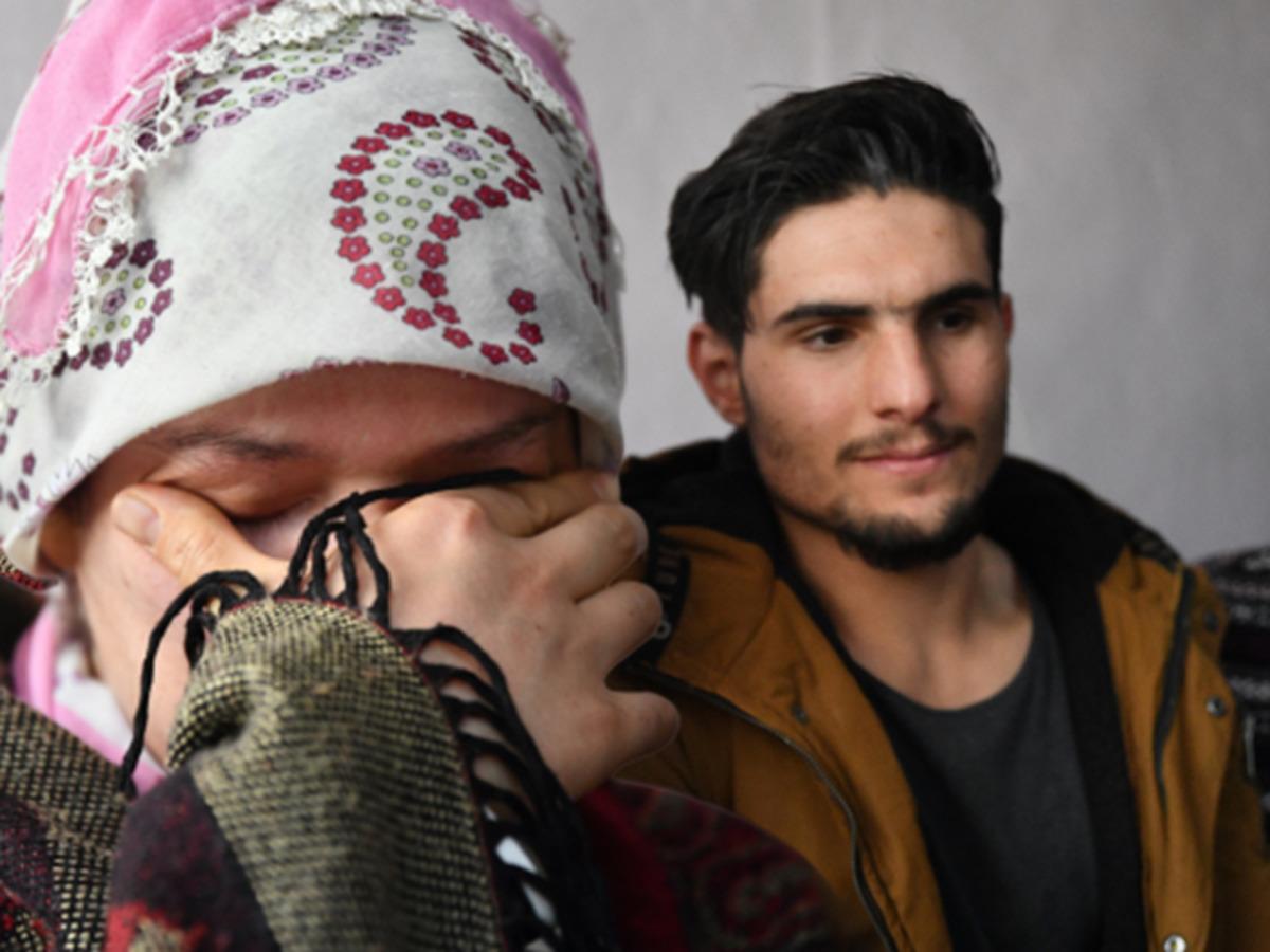 Duygusal anlar! Suriyeli gen&ccedil; enkazdan kurtardığı &ccedil;iftle buluştu