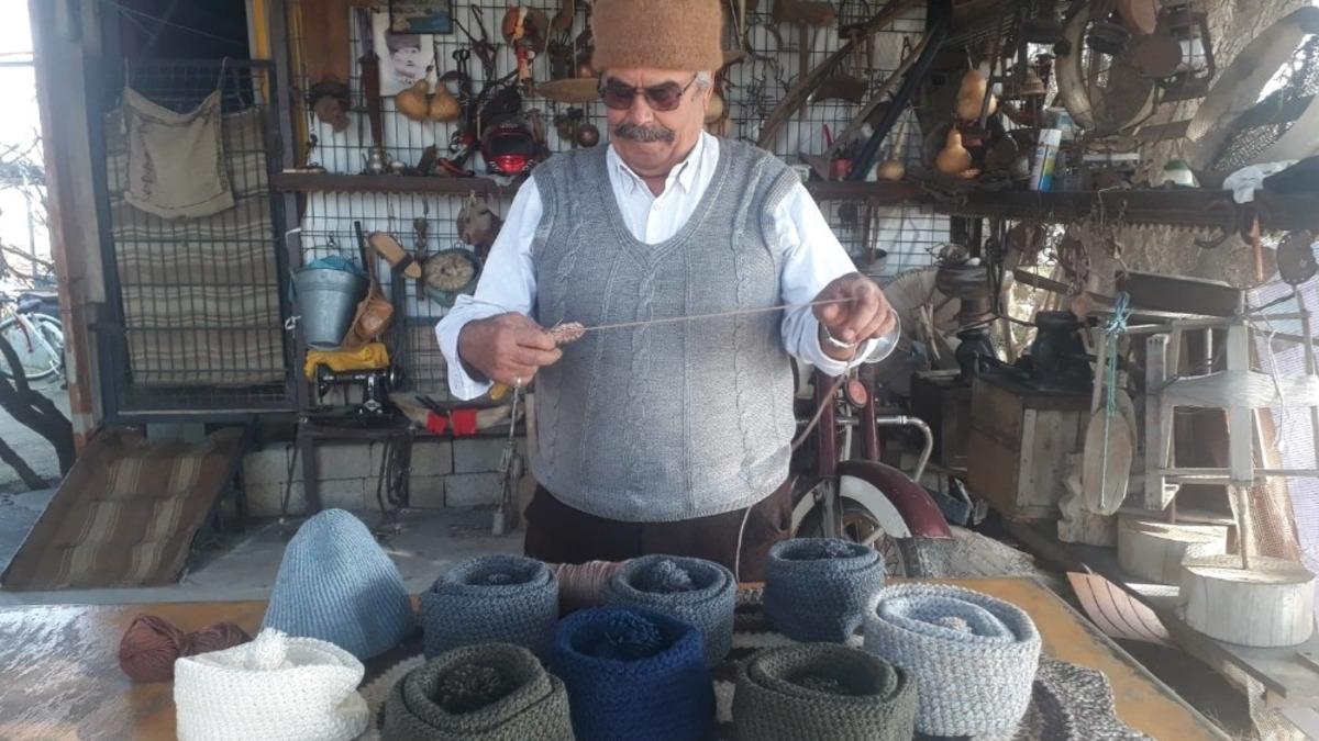 72 yaşındaki Ali amca elleriyle &ouml;rd&uuml;ğ&uuml; bereleri depremzedelere g&ouml;nderecek