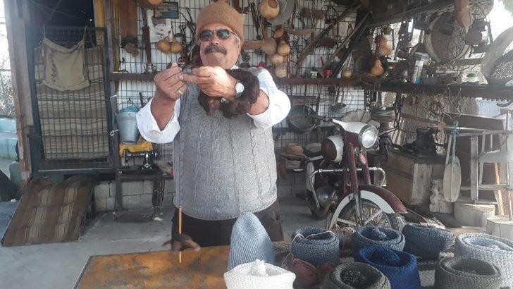 72 yaşındaki Ali amca elleriyle ördüğü bereleri depremzedelere gönderecek G3