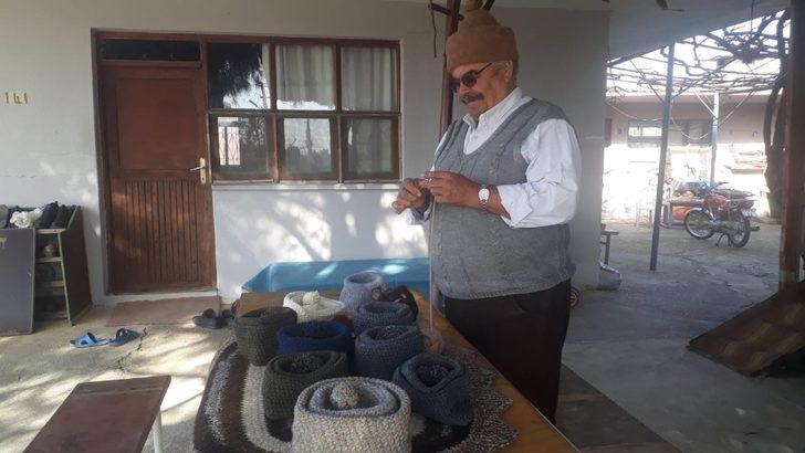72 yaşındaki Ali amca elleriyle ördüğü bereleri depremzedelere gönderecek G4