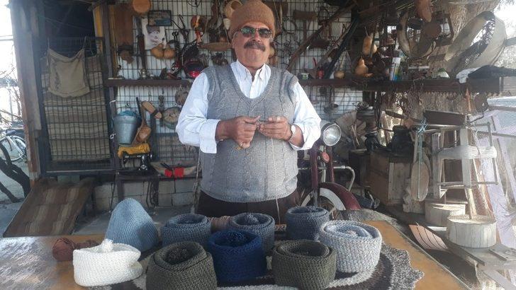 72 yaşındaki Ali amca elleriyle ördüğü bereleri depremzedelere gönderecek G5