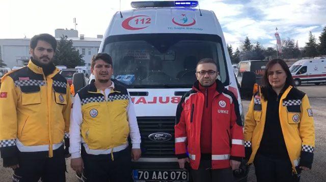 Deprem bölgesinde, sağlıkçılar için ambulans kapısına meyve poşeti astılar