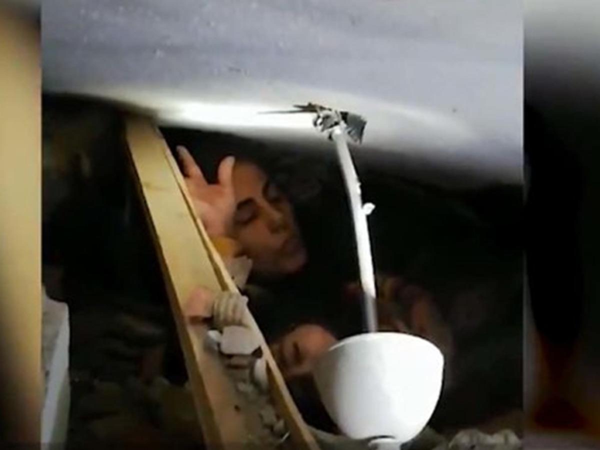 2,5 yaşındaki kızı ile enkazın altından &ccedil;ıkarıldı! Jandarma g&ouml;r&uuml;nt&uuml;leri paylaştı