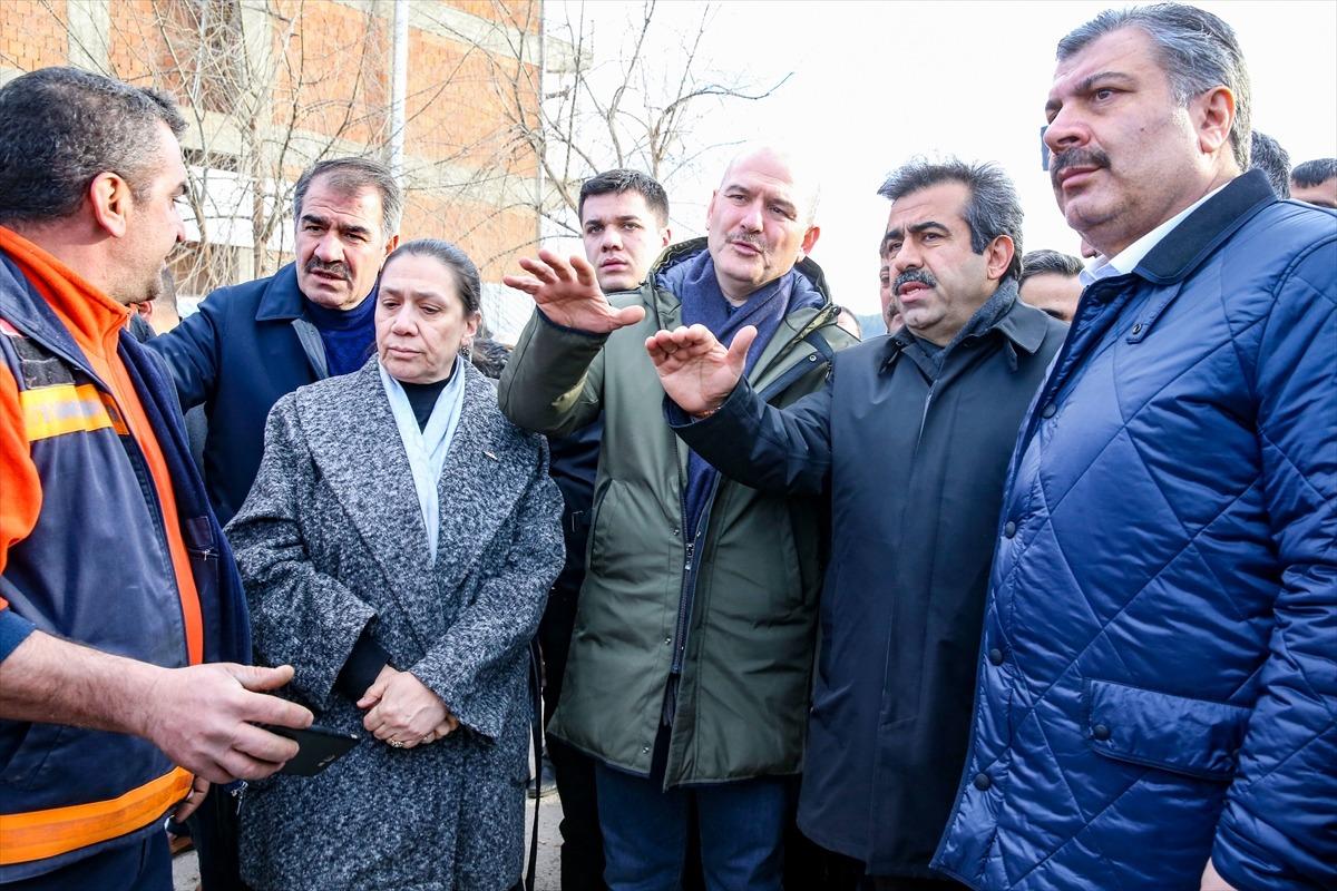 Bakanlar Soylu ve Koca, depremden etkilenen Gezin k&ouml;y&uuml;nde incelemelerde bulundu