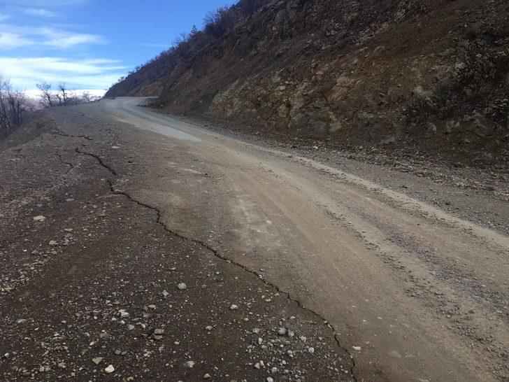 Malatya'da, 2 ilçedeki yollarda deprem sonrası çatlaklar oluştu G2