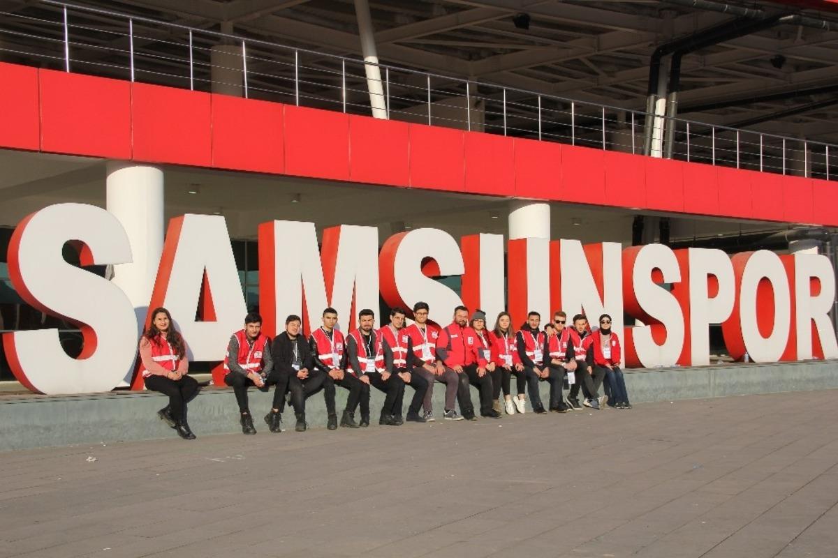 Taraftar grupları ve Kızılay&rsquo;dan depremzedeler i&ccedil;in yardım