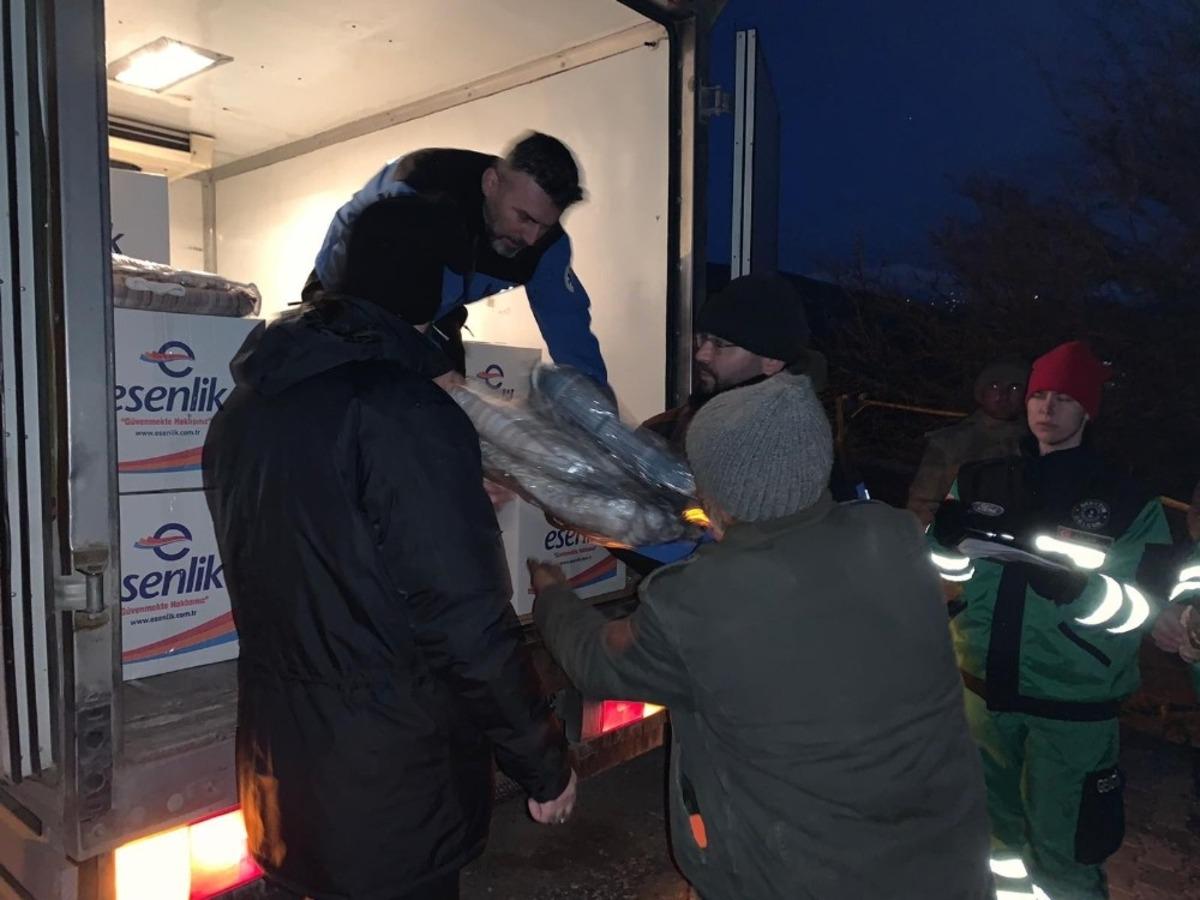 Kocaeli B&uuml;y&uuml;kşehir Belediyesi ekipleri deprem b&ouml;lgesinde yaraları sarıyor