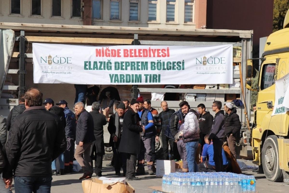 Niğde&rsquo;den deprem b&ouml;lgesine 8 tır yardım