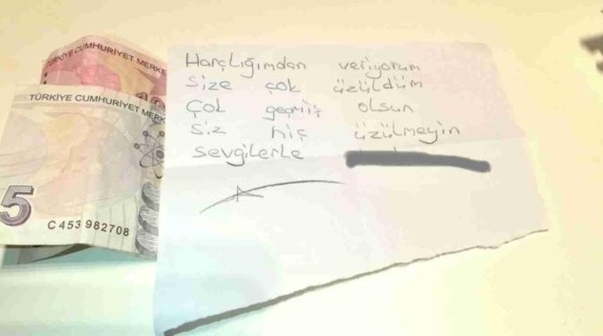 Yardım paketinin i&ccedil;ine notla har&ccedil;lığını bıraktı
