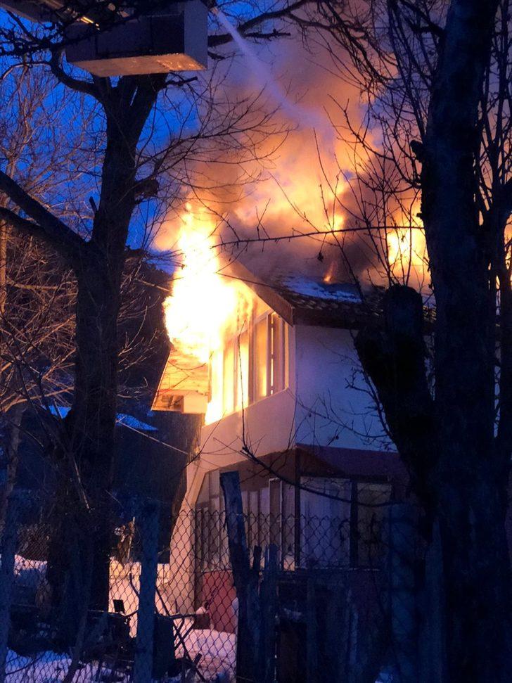 Bolu'da iki katlı ahşap ev yandı G1