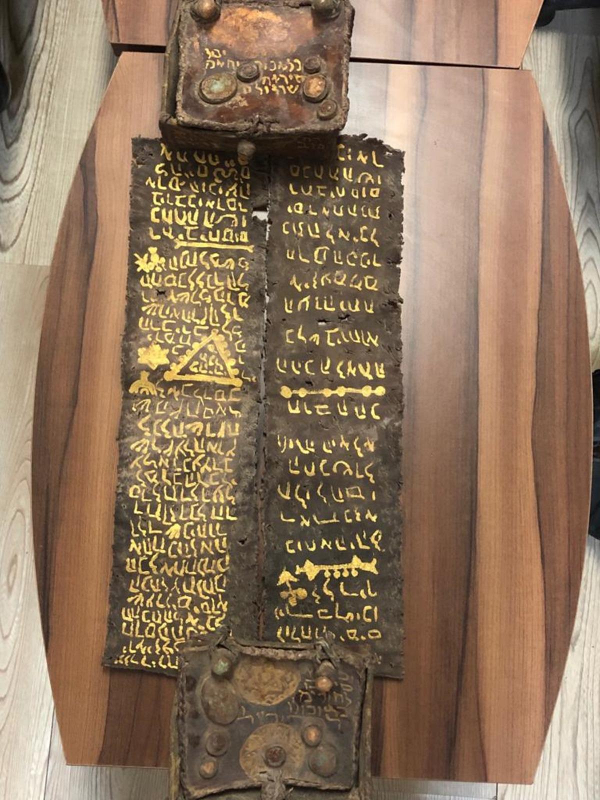 Bursa'da tarihi 'Tevrat' ele ge&ccedil;irildi: 1 g&ouml;zaltı