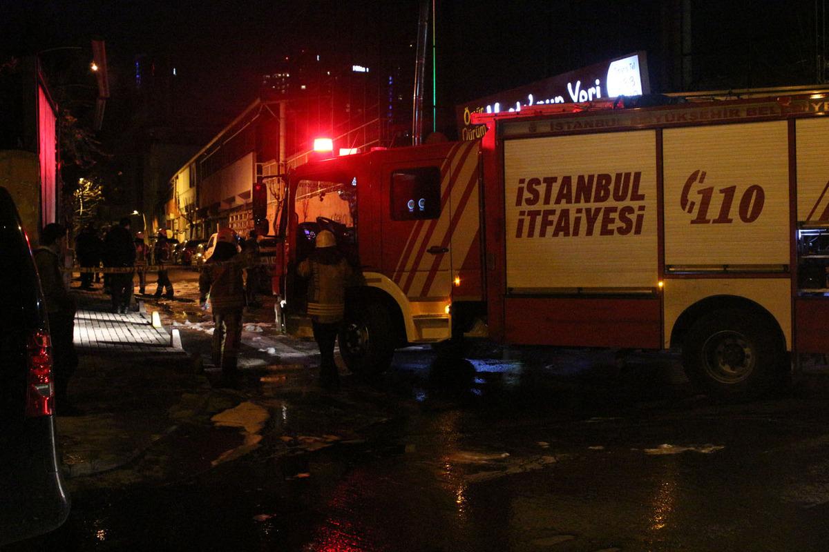 Şişli'de neler oluyor? Ara&ccedil;ların lastiklerini kesip ateşe verdiler&nbsp; &nbsp;