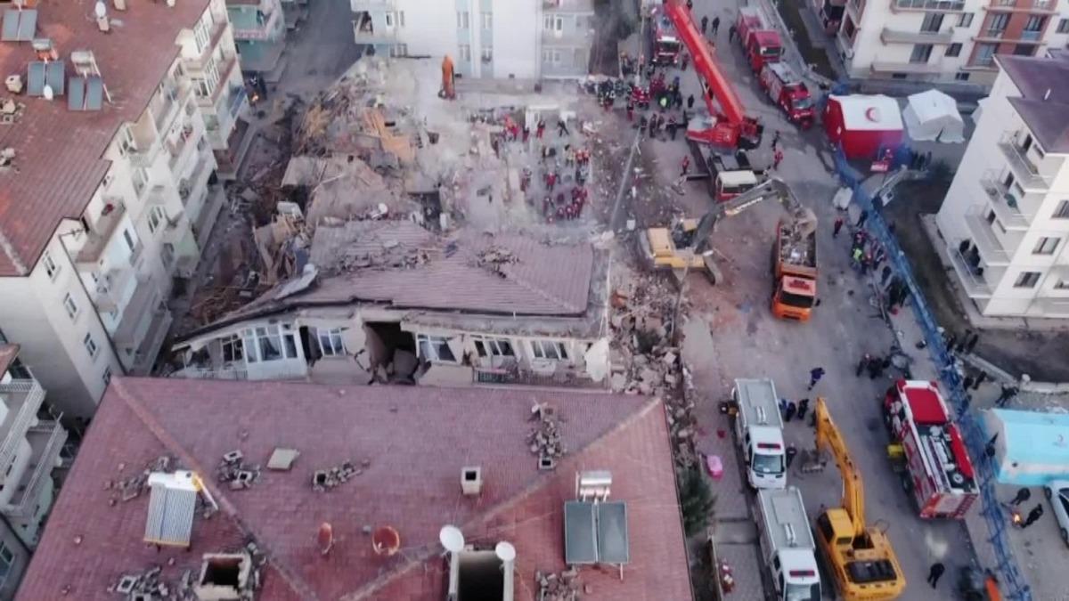 Deprem alanında sabahın ilk ışıklarıyla aramalara devam edildi