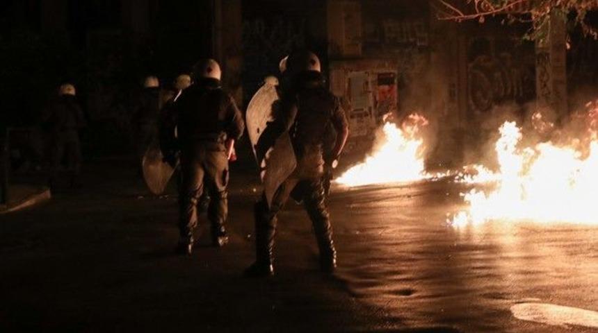 Yunanistan'da AEK taraftarları polis aracı yaktı