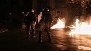 Yunanistan'da AEK taraftarları polis aracı yaktı