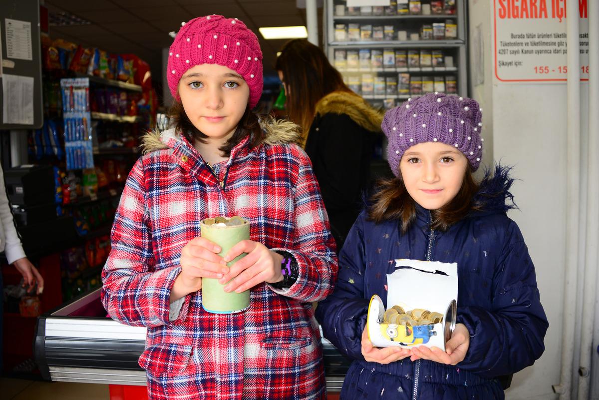 Kumbaralarındaki parayla depremzedelere yardım ettiler