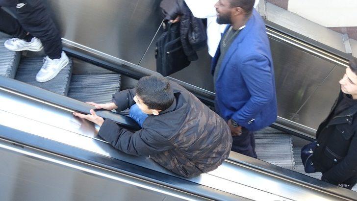 Taksim Metrosunun yürüyen merdivenlerinde tehlikeli oyun G2