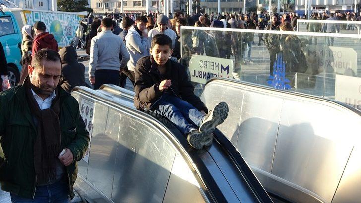 Taksim Metrosunun yürüyen merdivenlerinde tehlikeli oyun G3