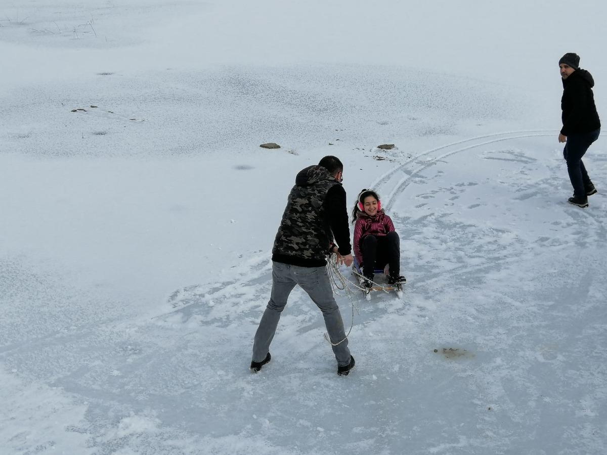 Karab&uuml;k'te hava sıcaklığı eksi 10 dereceye d&uuml;şt&uuml;! G&ouml;let buz tuttu&nbsp;