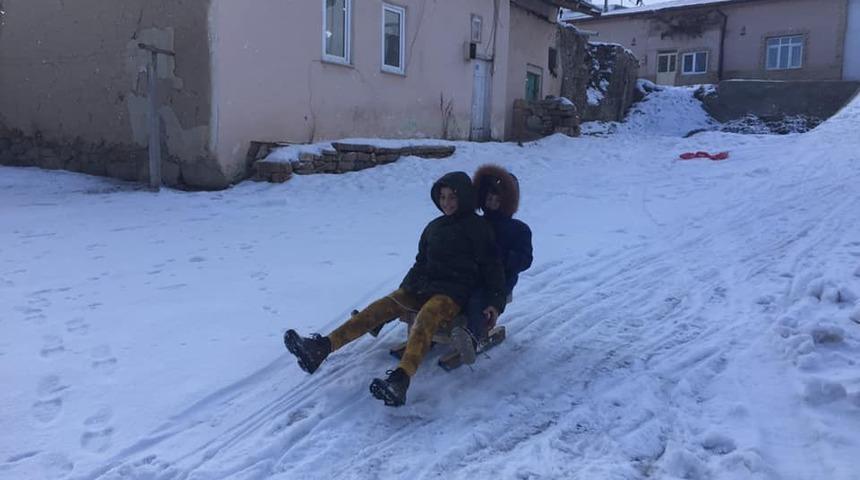 Demir&ouml;z&uuml;&rsquo;nde &ccedil;ocukların kızak keyfi