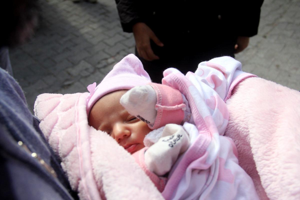 Vicdansız anne, 40 g&uuml;nl&uuml;k bebeği kapı &ouml;n&uuml;ne bıraktı 'babasına ders vermek istedim' dedi