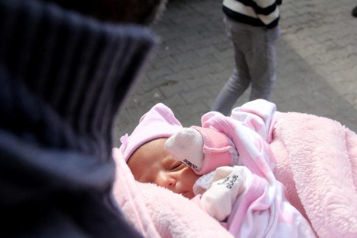 Vicdansız anne, 40 günlük bebeği kapı önüne bıraktı 'babasına ders vermek istedim' dedi G1