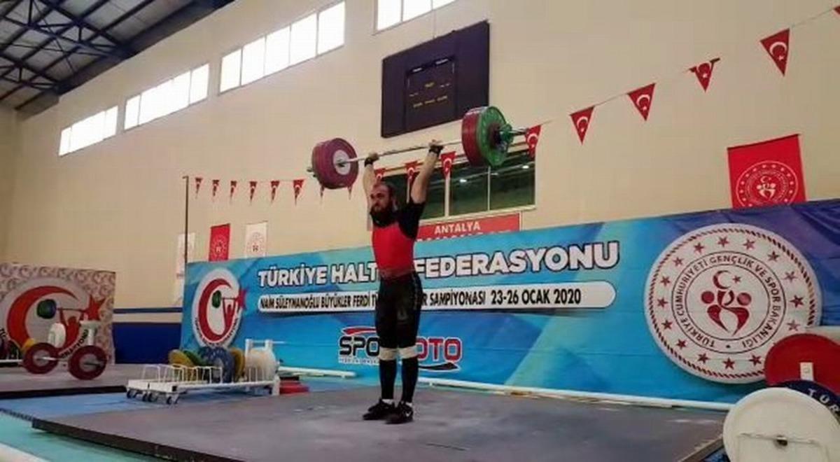 Mudanyalı halterciler kupayla d&ouml;nd&uuml;