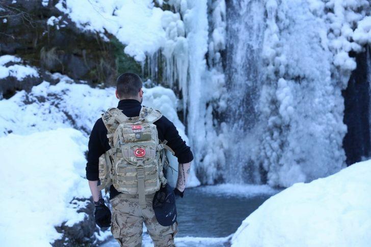 Buz tutan şelale güzel görüntüler oluşturdu G2