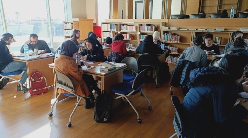 Halk k&uuml;t&uuml;phanesi ara tatilde &ouml;ğrencilerin uğrak mek&acirc;nı oldu