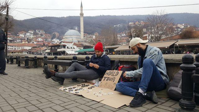 Türk kardeşler, otostopla Balkanlar’ı geziyor
