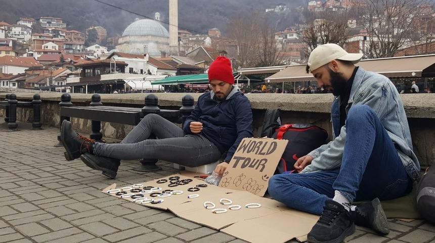 Türk kardeşler, otostopla Balkan turunda!