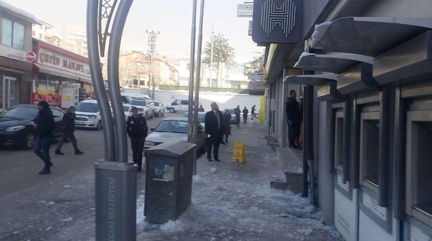 Hakkari&rsquo;de &ccedil;atılardaki buz sarkıtları temizlendi