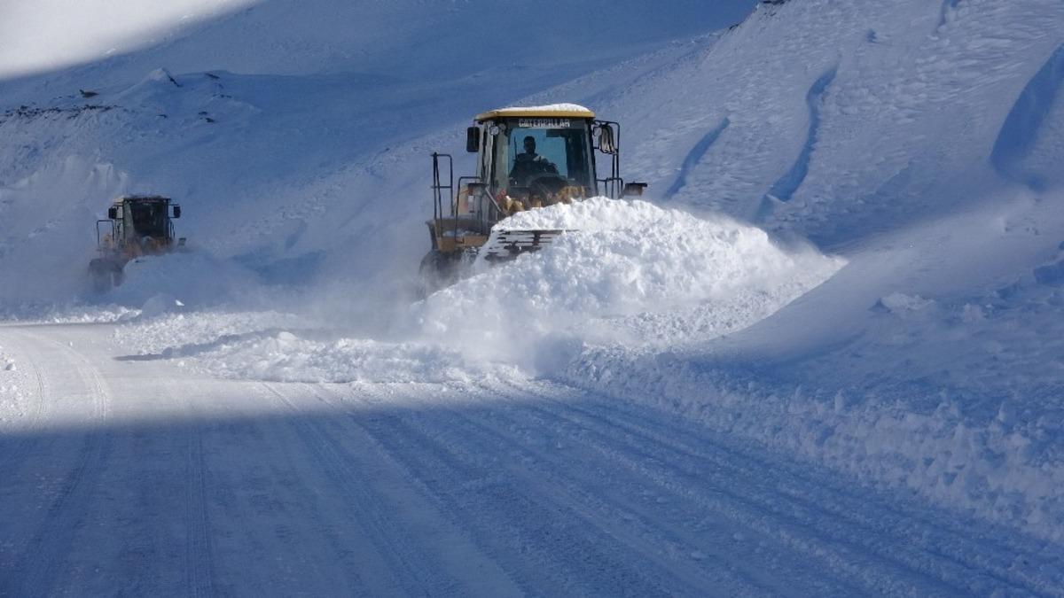 Van- Bah&ccedil;esaray yolunda yol genişletme &ccedil;alışmaları