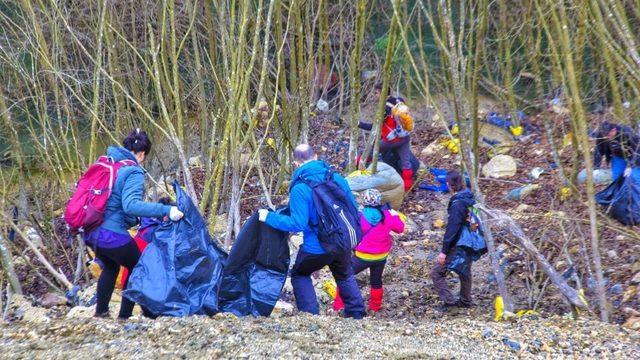 Doğa yürüyüşüne çıktılar, yarım ton çöp topladılar