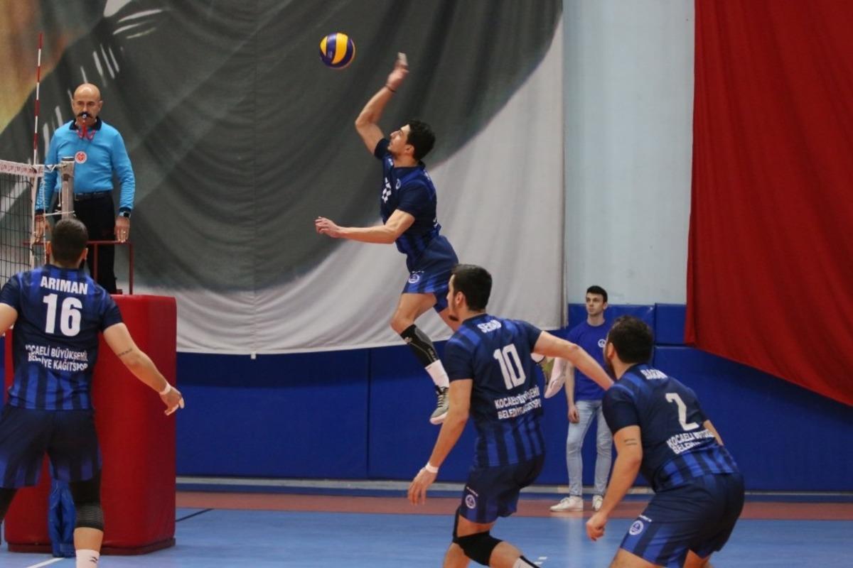 Kağıtspor Voleybol Takımı liderlik yarışını s&uuml;rd&uuml;r&uuml;yor