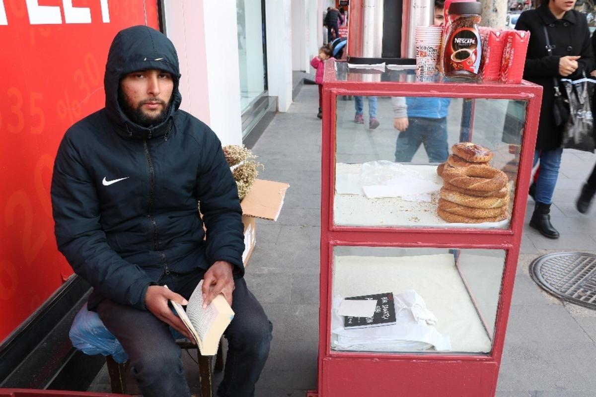 Simit satarak kitap okuyor