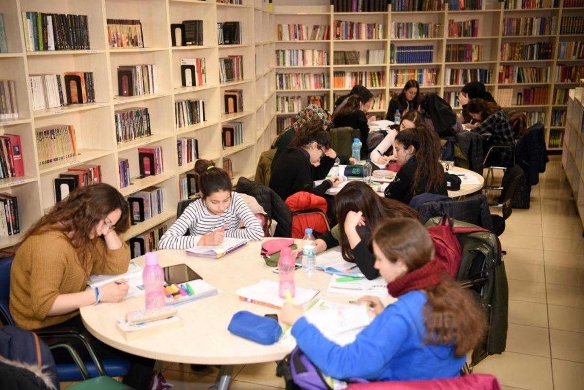 Sel&ccedil;uklu&rsquo;da yarıyıl tatilinde &ccedil;ocuklar k&uuml;t&uuml;phanelere akın etti