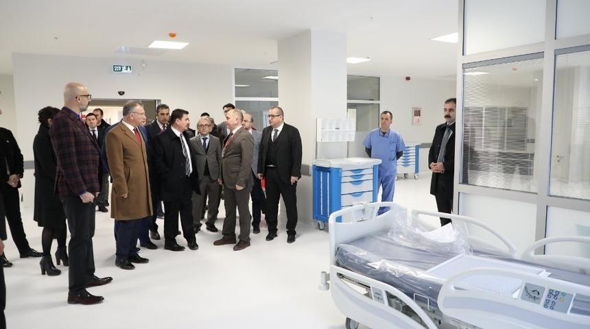 Vali Arslantaş, hizmete a&ccedil;ılacak hastanede incelemelerde bulundu