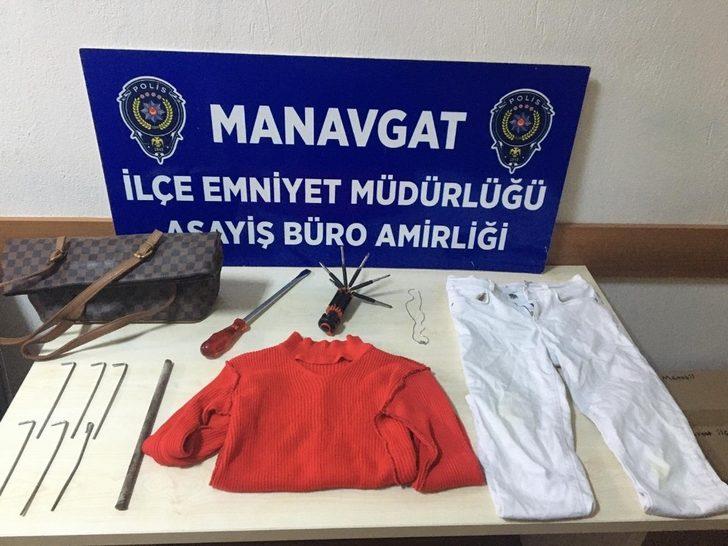 Hırsız kadınlar 'dileniyoruz' dedi ama polisi kandıramadılar G3